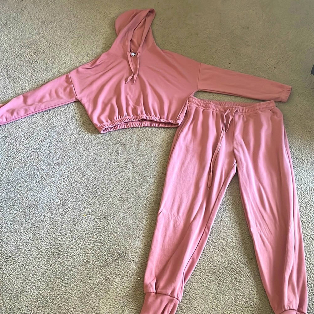 Dusty pink Fashion Nova 2piece sweat shirt and sweat pants.